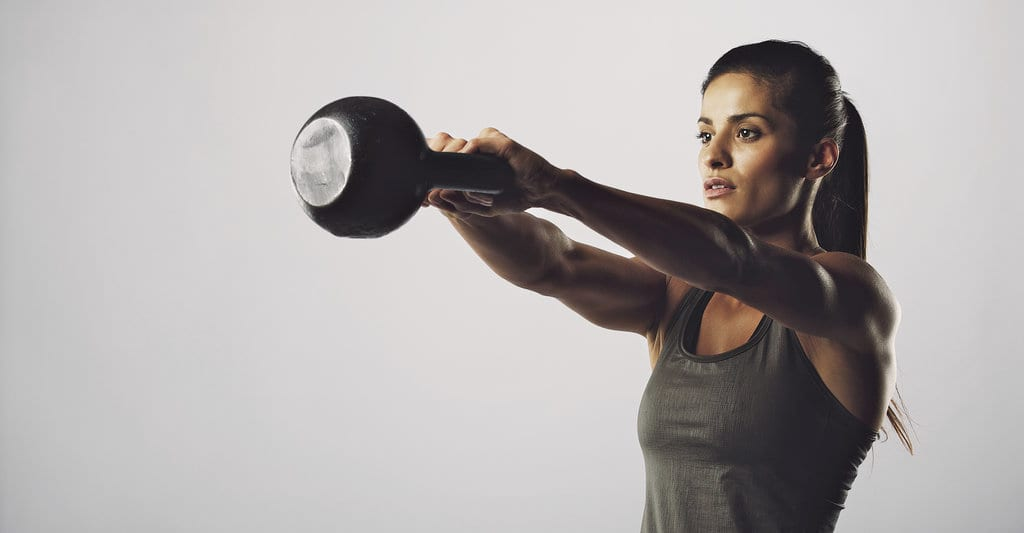 Adieu les pressions d’épaules médiocres ! Le guide parfait de l’entraînement des épaules avec kettlebell pour débloquer des variations avancées !